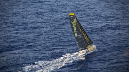 Le skipper Louis Burton (Bureau Vallée 2) au large du Brésil, pendant la course du Vendée Globe, le 15 janvier 2021. (NEWMAN HOMRICH / AFP)