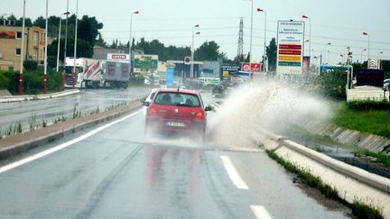 Un véhicule éclabousse la chaussée, lundi 11 mai à Narbonne (Aude). (MAXPPP)