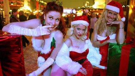 Au marché de Noël à Hambourg, en Allemagne, de bien curieuses mères Noël.  (Arnaud Boutet)