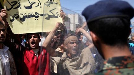 Des manifestants yéménites réclament le départ du président Ali Abdallah Saleh à Sanaa (23 février 2011) (AFP / Ahmad Gharabli)