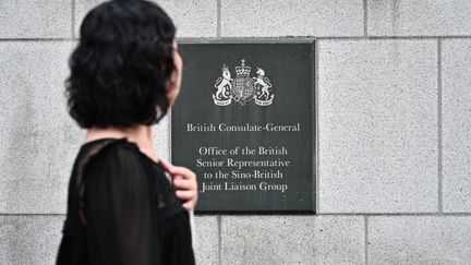 La plaque du consulat britannique à Hong-Kong. (ANTHONY WALLACE / AFP)