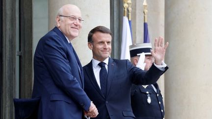 French President Emmanuel Macron welcomes Lebanese Prime Minister Najib Mikati before a meeting at the Elysee Palace in Paris on April 19, 2024. (LUDOVIC MARIN / AFP)