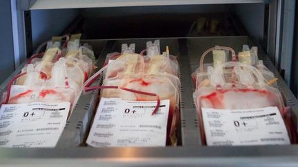 Des stocks de sang destinés à&nbsp;des transfusions à l'hôpital. (AMELIE-BENOIST / IMAGE POINT FR / BSIP VIA AFP)