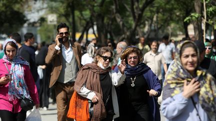 Des femmes, certaines ne portant pas le voile, dans une rue de Teheran (Iran), le 17 septembre 2024. (FATEMEH BAHRAMI / ANADOLU / AFP)