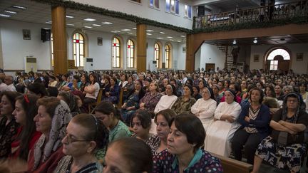 Les r&eacute;sidents et r&eacute;fugi&eacute;s chr&eacute;tiens rassembl&eacute;s en l'&eacute;glise Saint-Joseph &Eacute;glise &agrave; Erbil (Irak), le 15 ao&ucirc;t&nbsp;2014. (LE CAER VIANNEY / SIPA)