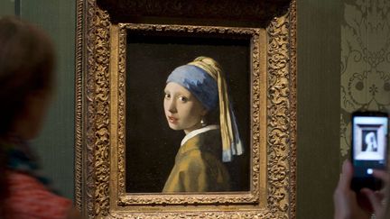 "La Jeune fille à la perle" de Vermeer a retrouvé sa place au Mauritshuis de La Haye (20 juin 2014)
 (Peter Dejong / AP / SIPA)