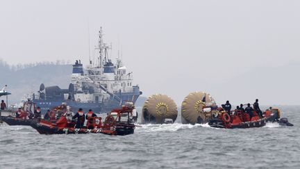 Des secouristes op&eacute;rent &agrave; proximit&eacute; des lieux o&ugrave; le ferry "Sewol" a coul&eacute;, au large des c&ocirc;tes de la Cor&eacute;e du Sud, le 22 avril 2014.&nbsp; (KIM KYUNG HOON / REUTERS)