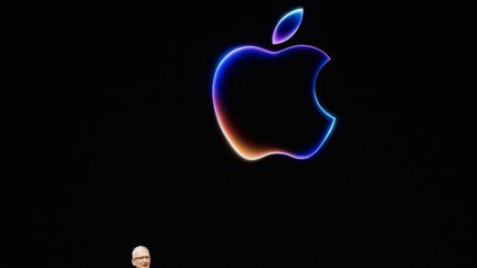 Le PDG d'Apple, Tim Cook, s'exprime lors de la conférence annuelle des développeurs mondiaux (WDC) d'Apple à Cupertino, en Californie, le 10 juin 2024. (NIC COURY / AFP)