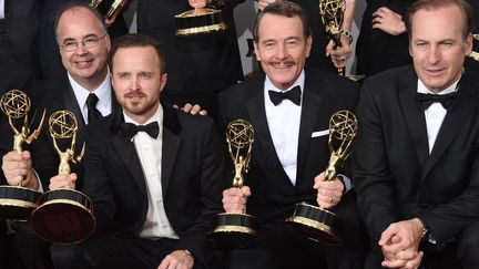 Le casting de "Breaking Bad" apr&egrave;s la 66e c&eacute;r&eacute;monie des Emmy Awards, lundi 25 ao&ucirc;t 2014, &agrave; Los Angeles (Californie). (JASON MERRITT / GETTY IMAGES NORTH AMERICA / AFP)