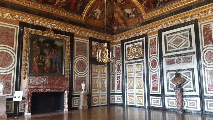 La salle des gardes de la reine à Versailles.&nbsp; (ANNE CHÉPEAU / FRANCE-INFO)