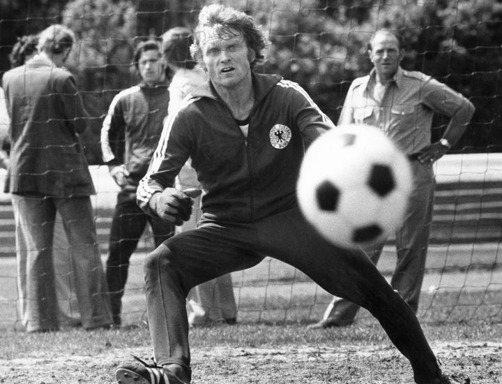 Le gardien de l'équipe ouest-allemand&nbsp;Sepp Maier, lors d'un entraînement, à Malente (RFA), en 1974. (ULLSTEIN BILD / ULLSTEIN BILD)