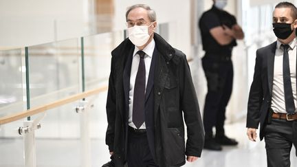 L'ancien ministre de l'Intérieur Claude Guéant arrive pour son procès dans l'affaire dite des "sondages de l'Elysée" au palais de justice de Paris, le 18 octobre 2021. (STEPHANE DE SAKUTIN / AFP)