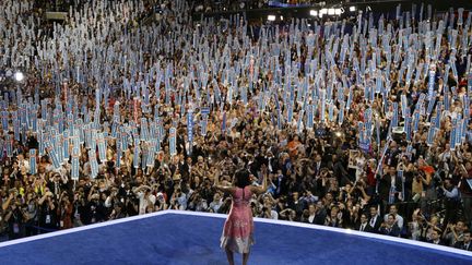 La First Lady, Michelle Obama, salue la foule venue l'&eacute;couter lors de la convention nationale d&eacute;mocrate &agrave; Charlotte (Caroline du Nord), le 4 septembre 2012. (CHARLIE NEIBERGALL / AP / SIPA)