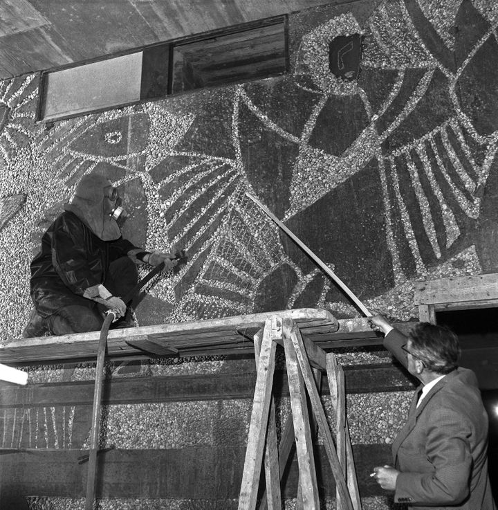 L'artiste norvégien Carl Nesjar en 1958 travaille au sablage des dessins de Picasso
 (STORLØKKEN, AAGE / SCANPIX NORWAY / AFP)