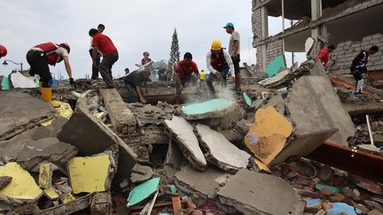 Toujours à Pedernales, des secouristes et des habitants fouillent les débris dans l'espoir de retrouver des survivants. (JOSE JACOME / SIPA)