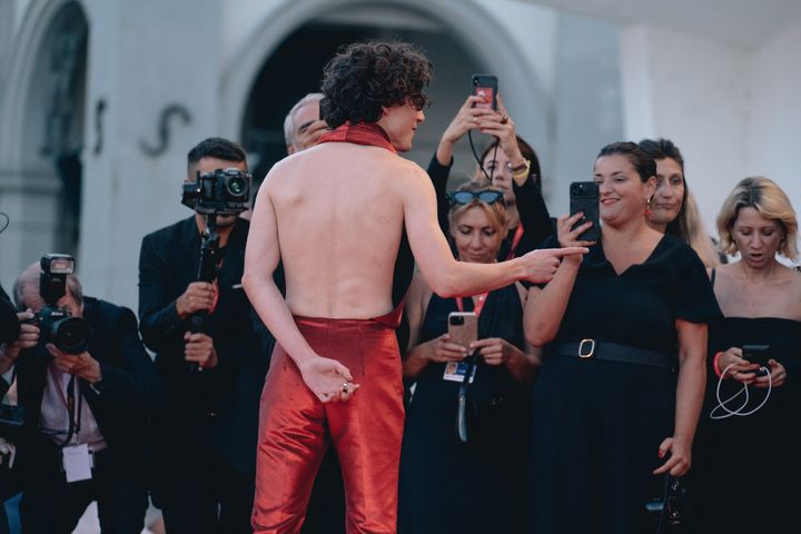 L'acteur Timothee Chalamet en combinaison rouge dos nu au Festival du film de Venise en september 2022 en Italie (LUCA CARLINO / NURPHOTO)