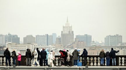 Des touristes à Moscou, la capitale russe, le 30 septembre 2021. (ALEXANDER NEMENOV / AFP)