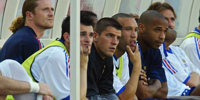 Petit, Sagnol, Coupet, Sylvestre, et Henry sur le banc, lors du Mondial 2002