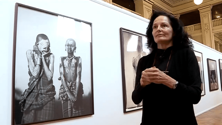 Isabel Muñoz devant ses photos à Niort 
 (Capture d&#039;écran France 3 Poitou-Charentes)