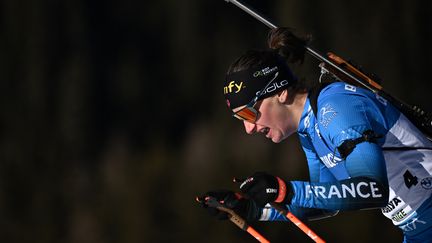 Julia Simon lors de sa 2e place sur le 15 kilomètres à&nbsp;Antholz-Anterselva, le vendredi 21 janvier 2022. (MARCO BERTORELLO / AFP)