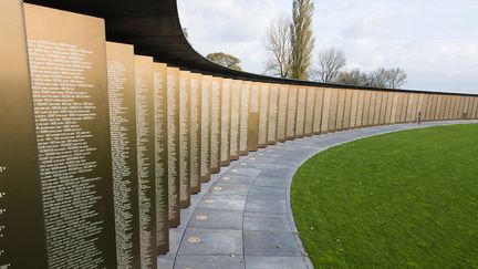 Anneau de la Mémoire, Pas-de-Calais, 58000 noms de soldats de toutes nationalités, inscrits sur 500 plaques d'acier formant une ellipse
 (DENIS CHARLET / AFP)