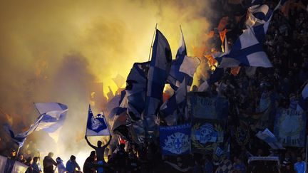 Des supporters de l'OM lors du match de Ligue 1 contre l'OL, le 10 mars 2013 &agrave; Lyon (Rh&ocirc;ne). (PHILIPPE MERLE / AFP)