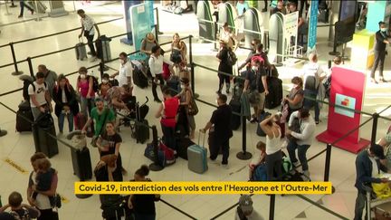 Des voyageurs petientent à l'aéroport de Tahiti (FRANCEINFO)