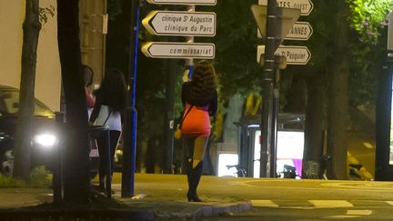 Des prostitu&eacute;es attendent des clients au rond-point de Rennes, le 5 novembre 2014, &agrave; Nantes (Loire-Atlantique).&nbsp; (MAXPPP)