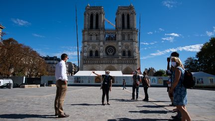 Visite de Notre-Dame, groupe de visiteurs accompagnés par un guide, 9 septembre 2020 (MARTIN BUREAU / AFP)