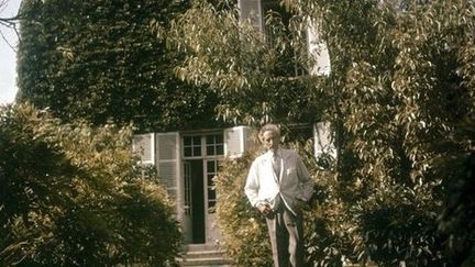 Jean Cocteau devant sa maison de Milly-la-Forêt
 (DR)