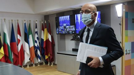 Le président du Consel européen Charles Michel, à son arrivée dans son bureau à Bruxelles, le 19 août 2020 lors de la réunion d'urgence consacrée à la Biélorussie. (OLIVIER HOSLET / AFP)