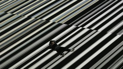 Un jeune gar&ccedil;on se repose sur l'installation "Test Pattern" de l'artiste japonais Ryoji Ikeda pr&eacute;sent&eacute;e &agrave; Sydney (Australie), le 7 juin 2013. (DANIEL MUNOZ / REUTERS)