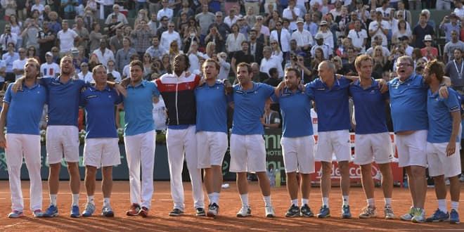 Le groupe France entonne La Marseillaise avec le public de Roland-Garros