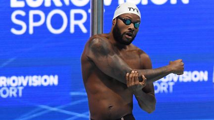 Mehdy Metella avant les séries du 100&nbsp;m papillon à Budapest, aux Championnats d'Europe de natation, le 22 mai 2021. (ATTILA KISBENEDEK / AFP)