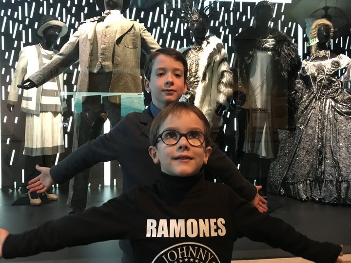 Armand et Mathurin devant les costumes de Singing'in the rain, au Centre national du costume de scène, à Moulins. (INGRID POHU / RADIO FRANCE)