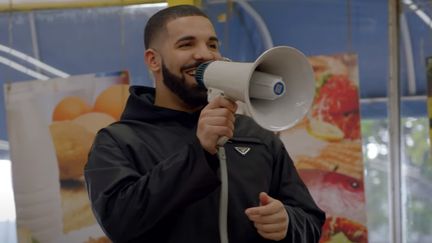 Dans le clip de "God's Plan", Drake annonce au mégaphone aux clients d'un supermarché de Miami qu'il va régler la note.
 (saisie écran)