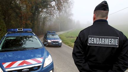 Des gendarmes contrôlent des automobilistes à Foulayronnes (Lot-et-Garonne), après le meurtre d'un couple, mercredi 2 décembre. (MAXPPP)