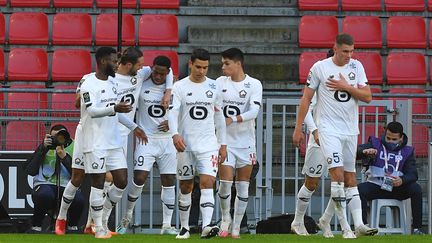 Les Lillois célèbrent l'ouverture du score de Jonathan David qui offre la victoire à son équipe. (LOIC VENANCE / AFP)