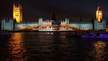 La c&eacute;r&eacute;monie de cl&ocirc;ture se d&eacute;roule &eacute;galement &agrave; l'ext&eacute;rieur du stade: Michael Phelps s'affiche sur les murs du Parlement britannique. (TOSHIFUMI KITAMURA / AFP)