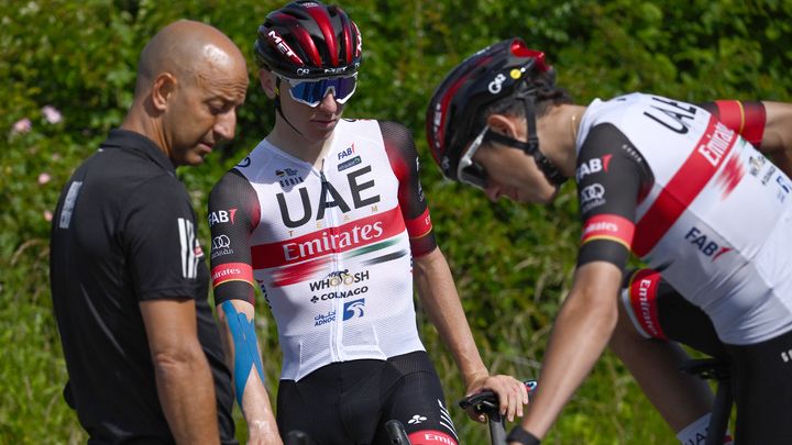 Joxean Fernández Matxín (à g.), Tadej Pogacar (au centre) et Marc Soler lors d'un entraînement le 29 juin 2022. (MARCO BERTORELLO / AFP)