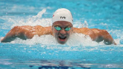 Léon Marchand lors des séries du 200 mètres papillon aux Mondiaux de Budapest, le 20 juin 2022. (LAURENT LAIRYS / AFP)