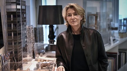 L'architecte française Anne Demians dans son agence parisienne le 10 janvier 2023 (STEPHANE DE SAKUTIN / AFP)