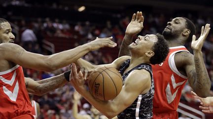 Bryn Forbes (San Antonio Spurs) englué dans la défense des Rockets (DAVID J. PHILLIP/AP/SIPA / AP)