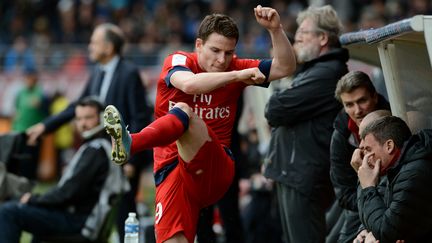 Le joueur du PSG Kevin Gameiro shoote dans une bouteille d'eau lors de son remplacement contre Troyes, le 13 avril 2013. (FRANCK FIFE / AFP)