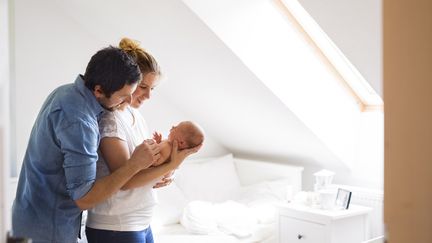 Des parents avec leur enfant (image d'illustration). (WESTEND61 / GETTY IMAGES)