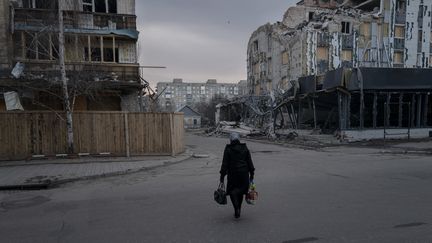 Une femme marche dans la ville de Povrosk, en Ukraine, le 5 décembre 2023. (MAREK M. BEREZOWSKI / AFP)