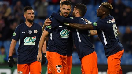 Le milieu de terrain Teji Savanier célèbre son but avec ses coéquipiers montpellierains.  (SYLVAIN THOMAS / AFP)