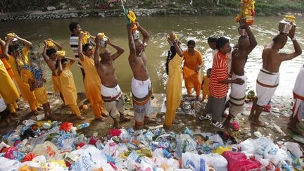 En Malaisie, le temple des grottes de Batu pr&egrave;s de la capitale Kuala Lumpur accueille pour l'occasion plus d'un million et demi de fid&egrave;les venus c&eacute;l&eacute;brer Thaipusam. (LAI SENG SIN / AP / SIPA)