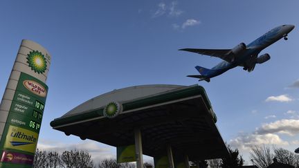 Un avion survole une station-essence près de l'aéroprot de Londres, le 30 janvier 2016. (TOBY MELVILLE / REUTERS)