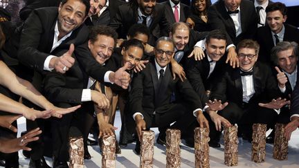 Abderrahmane Sissako pose avec son &eacute;quipe et les C&eacute;sar que son film "Timbuktu" a r&eacute;colt&eacute;s, le 20 f&eacute;vrier 2015. ( PHILIPPE WOJAZER / REUTERS)